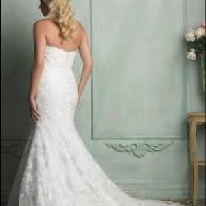 Amazing Allure new wedding dress with tags size16